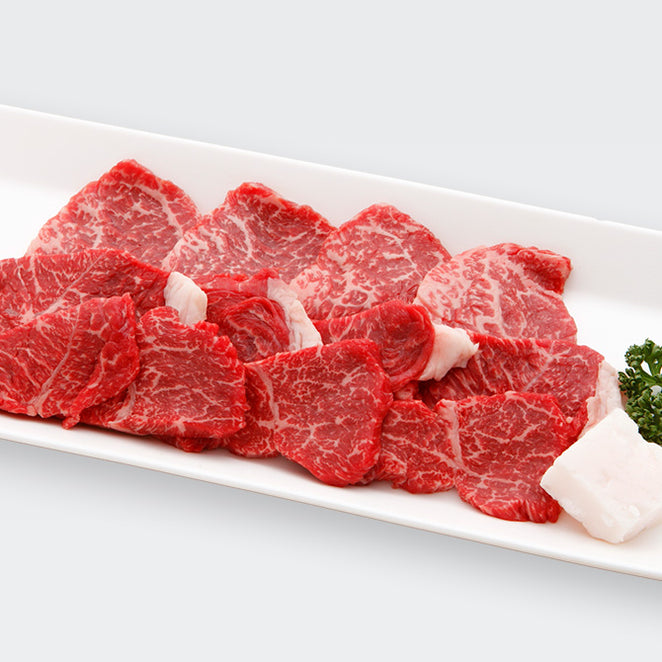 神戸牛特選焼肉用赤身肉を白皿に並べた盛り付け